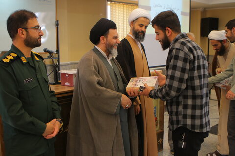 تجلیل از خادمین شهدای یادمان قراویز