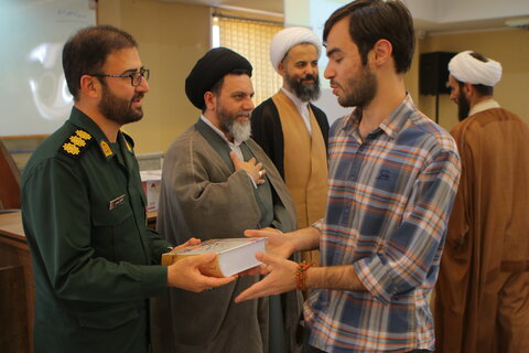 تجلیل از خادمین شهدای یادمان قراویز