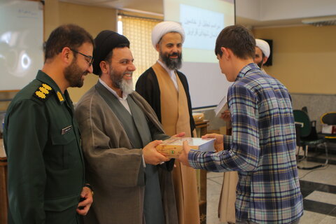 تجلیل از خادمین شهدای یادمان قراویز