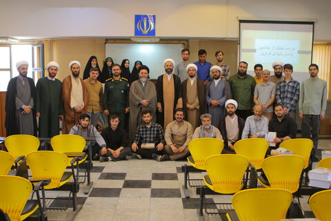 تجلیل از خادمین شهدای یادمان قراویز