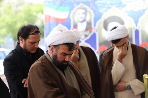 مراسم غبارروبی مزار شهدای خدمت توسط اساتید و طلاب حوزه علمیه حضرت ولی‌عصر تبریز