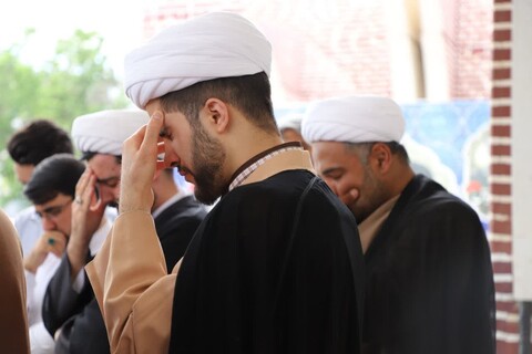 مراسم غبارروبی مزار شهدای خدمت توسط اساتید و طلاب حوزه علمیه حضرت ولی‌عصر تبریز