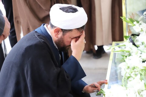 مراسم غبارروبی مزار شهدای خدمت توسط اساتید و طلاب حوزه علمیه حضرت ولی‌عصر تبریز