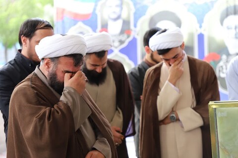 مراسم غبارروبی مزار شهدای خدمت توسط اساتید و طلاب حوزه علمیه حضرت ولی‌عصر تبریز