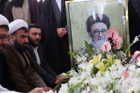 مراسم غبارروبی مزار شهدای خدمت توسط اساتید و طلاب حوزه علمیه حضرت ولی‌عصر تبریز