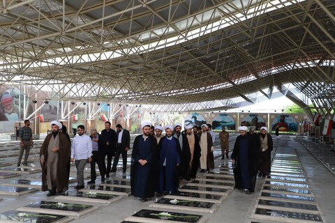 مراسم غبارروبی مزار شهدای خدمت توسط اساتید و طلاب حوزه علمیه حضرت ولی‌عصر تبریز