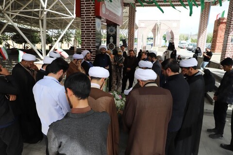 مراسم غبارروبی مزار شهدای خدمت توسط اساتید و طلاب حوزه علمیه حضرت ولی‌عصر تبریز