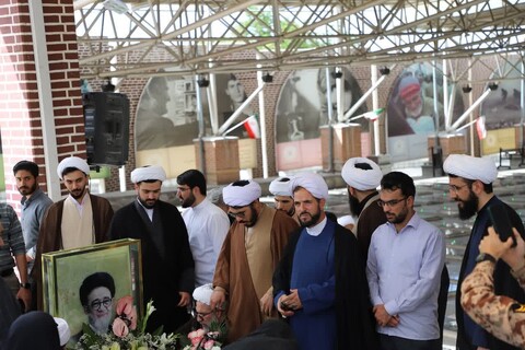 مراسم غبارروبی مزار شهدای خدمت توسط اساتید و طلاب حوزه علمیه حضرت ولی‌عصر تبریز