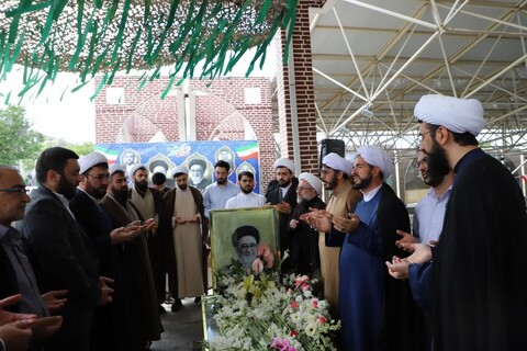 مراسم غبارروبی مزار شهدای خدمت توسط اساتید و طلاب حوزه علمیه حضرت ولی‌عصر تبریز