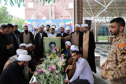 مراسم غبارروبی مزار شهدای خدمت توسط اساتید و طلاب حوزه علمیه حضرت ولی‌عصر تبریز