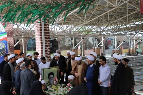 مراسم غبارروبی مزار شهدای خدمت توسط اساتید و طلاب حوزه علمیه حضرت ولی‌عصر تبریز