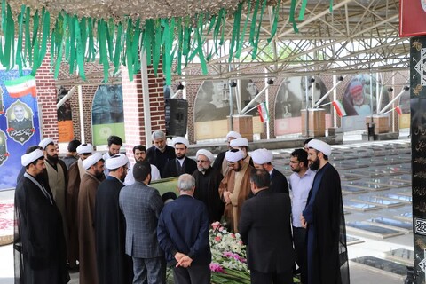 مراسم غبارروبی مزار شهدای خدمت توسط اساتید و طلاب حوزه علمیه حضرت ولی‌عصر تبریز