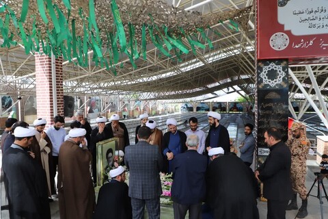 مراسم غبارروبی مزار شهدای خدمت توسط اساتید و طلاب حوزه علمیه حضرت ولی‌عصر تبریز