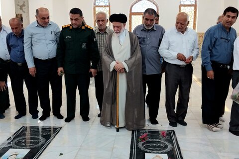 تصاویر/ غبارروبی قبور شهدای بردستان