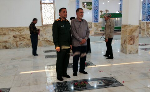 تصاویر/ غبارروبی قبور شهدای بردستان