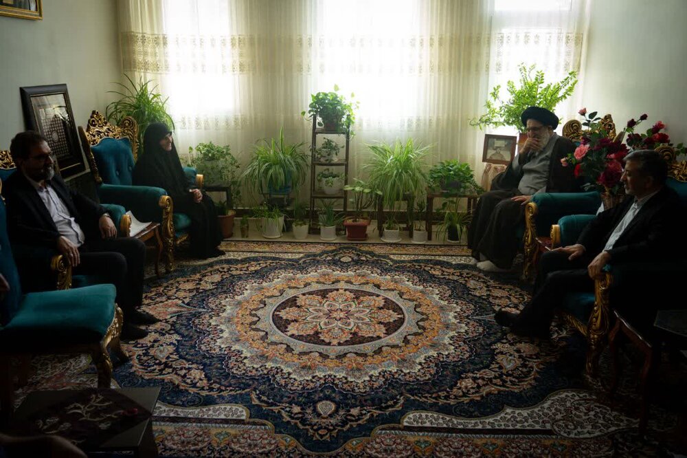 تصاویر| دیدار هفتگی حجت‌الاسلام والمسلمین حسینی همدانی با خانواده معظم شهدا و ایثارگران