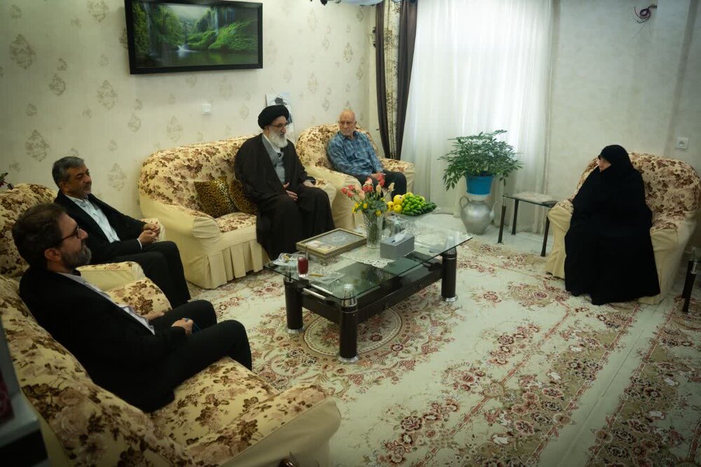 تصاویر| دیدار هفتگی حجت‌الاسلام والمسلمین حسینی همدانی با خانواده معظم شهدا و ایثارگران
