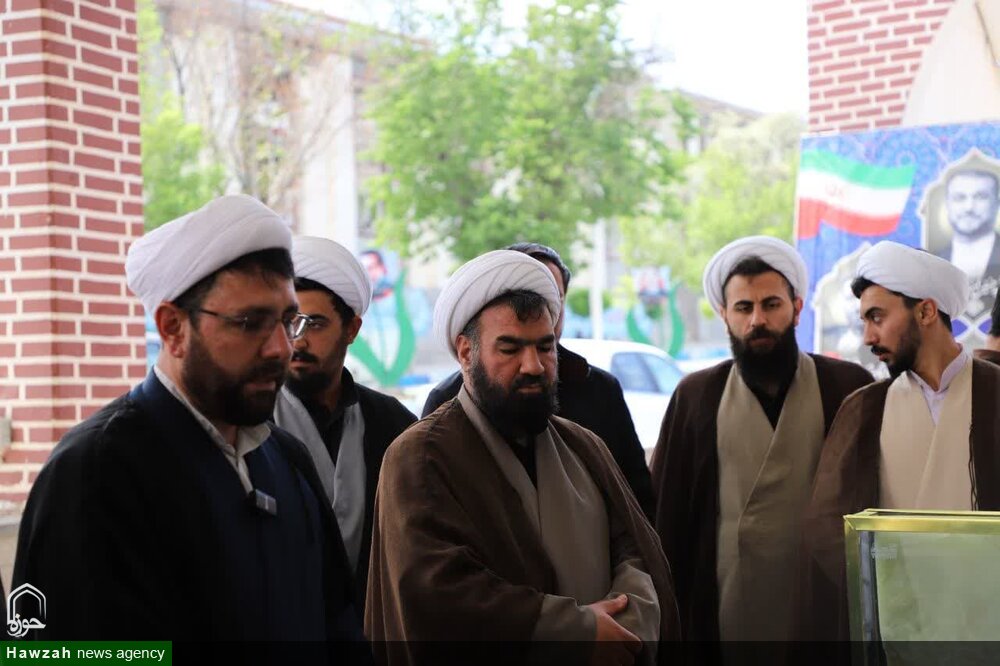 تصاویر/ مراسم غبارروبی مزار شهدای خدمت توسط اساتید و طلاب حوزه علمیه حضرت ولی‌عصر(عج) تبریز