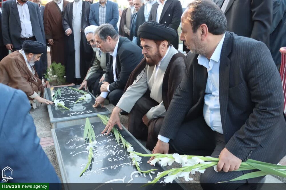 حضور مدیر حوزه‌های علمیه بر سر مزار مرحوم حجت‌الاسلام والمسلمین حسنی +عکس