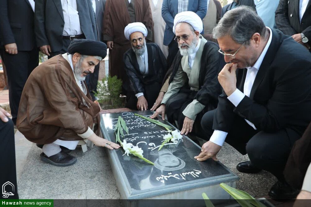 حضور مدیر حوزه‌های علمیه بر سر مزار مرحوم حجت‌الاسلام والمسلمین حسنی +عکس