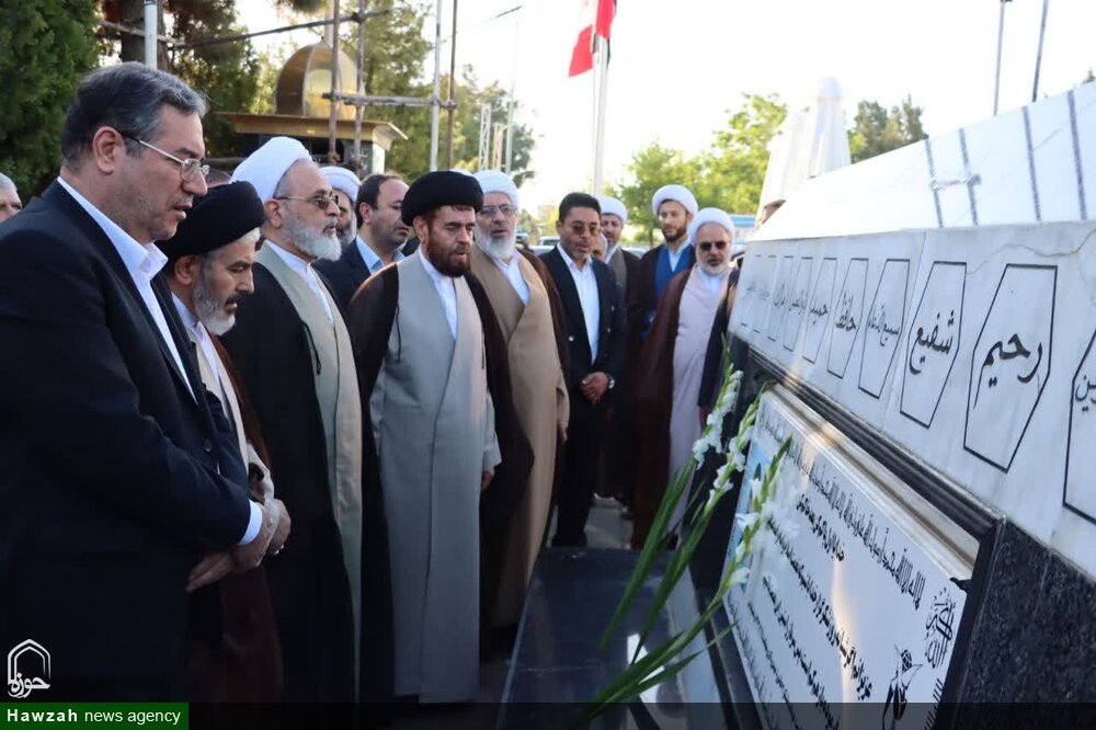 حضور مدیر حوزه‌های علمیه بر سر مزار مرحوم حجت‌الاسلام والمسلمین حسنی +عکس