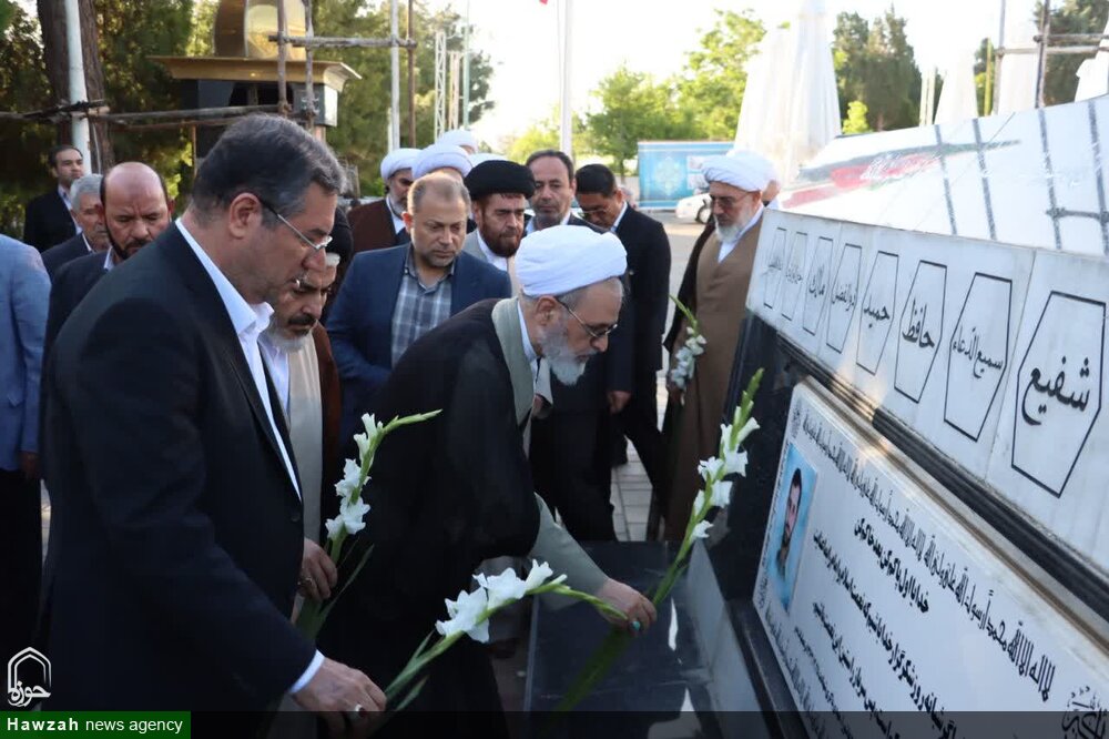 حضور مدیر حوزه‌های علمیه بر سر مزار مرحوم حجت‌الاسلام والمسلمین حسنی +عکس