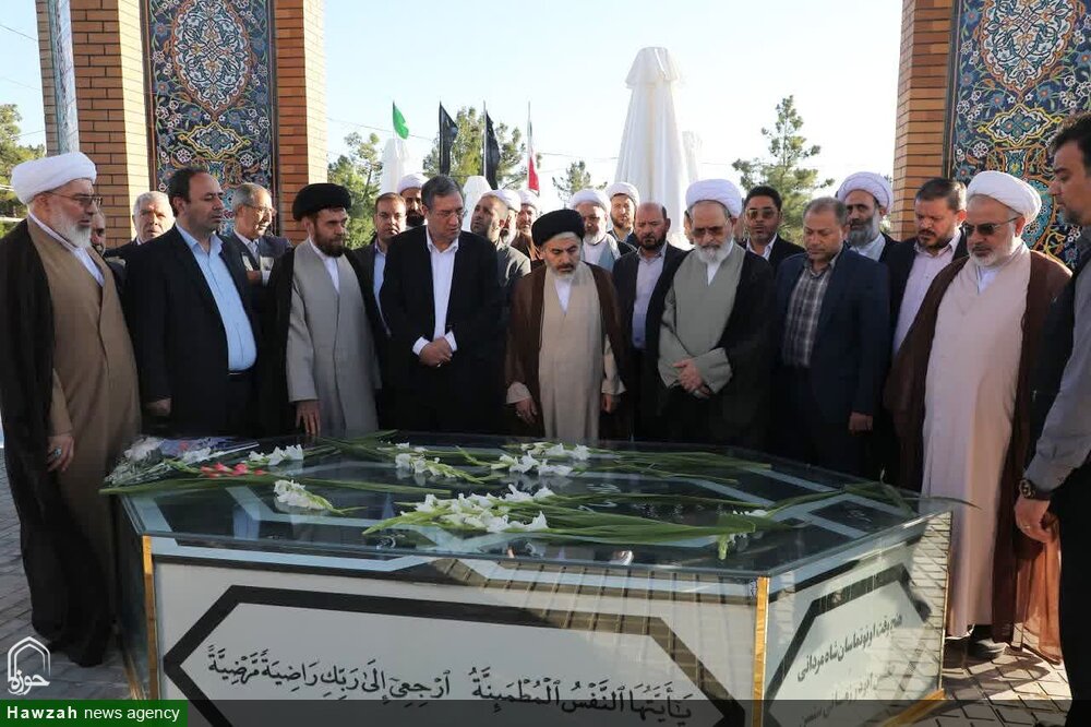حضور مدیر حوزه‌های علمیه بر سر مزار مرحوم حجت‌الاسلام والمسلمین حسنی +عکس