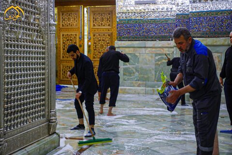 مراسم تغسيل وتعطير ضريح الإمامين الكاظمين (ع) في ذكرى شهادة الإمام الجواد (ع)