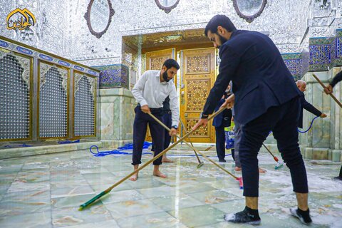 مراسم تغسيل وتعطير ضريح الإمامين الكاظمين (ع) في ذكرى شهادة الإمام الجواد (ع)