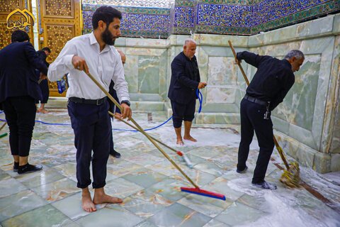 مراسم تغسيل وتعطير ضريح الإمامين الكاظمين (ع) في ذكرى شهادة الإمام الجواد (ع)