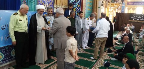 تصاویر/ تقدیر از ایثارگران و جانبازان بوشهری به مناسبت سوم خرداد در نمازجمعه امروز بوشهر