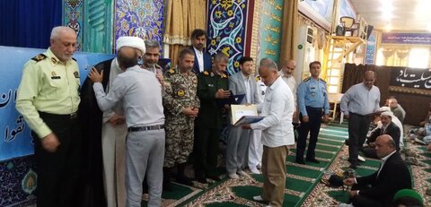 تصاویر/ تقدیر از ایثارگران و جانبازان بوشهری به مناسبت سوم خرداد در نمازجمعه امروز بوشهر