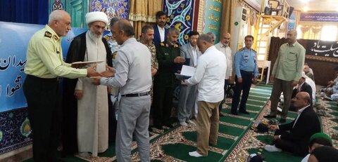 تصاویر/ تقدیر از ایثارگران و جانبازان بوشهری به مناسبت سوم خرداد در نمازجمعه امروز بوشهر