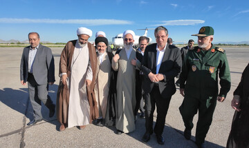 تصاویر / استقبال نماینده ولی فقیه و استاندار آذربایجان غربی از آیت الله اعرافی و معاونین