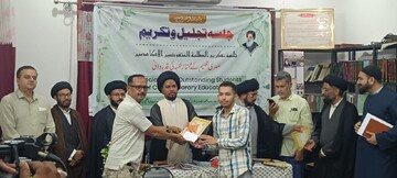 برگزاری آیین تجلیل از طلاب ممتاز در دفتر نمایندگی حضرت آیت‌الله العظمی سیستانی (دام‌ظله) در لکهنو