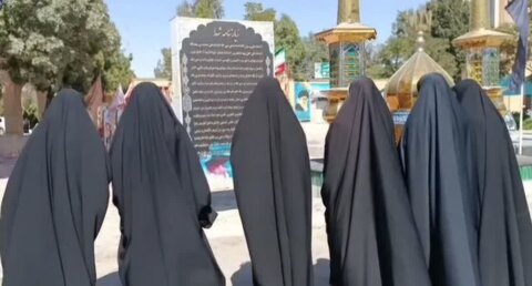 تصاویر/عطر افشانی قبور شهدا توسط طلاب مدرسه علمیه الزهرا اراک بمناسبت سوم خرداد