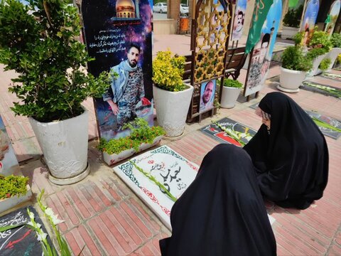 تصاویر/عطر افشانی قبور شهدا توسط طلاب مدرسه علمیه الزهرا اراک بمناسبت سوم خرداد