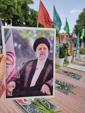 تصاویر/عطر افشانی قبور شهدا توسط طلاب مدرسه علمیه الزهرا اراک بمناسبت سوم خرداد