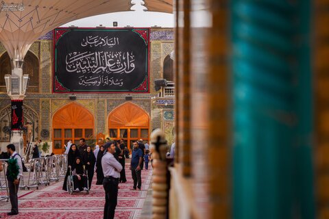 أرجاء الصحن العلوي المطهر تتشح بلافتات الحزن والعزاء إحياءً لذكرى شهادة الإمام الجواد (عليه السلام)