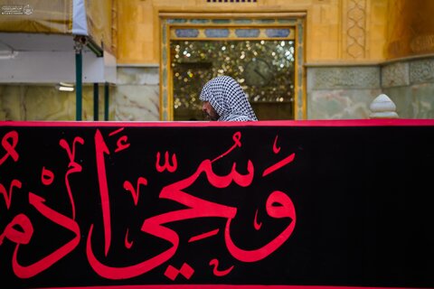 أرجاء الصحن العلوي المطهر تتشح بلافتات الحزن والعزاء إحياءً لذكرى شهادة الإمام الجواد (عليه السلام)
