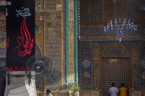 أرجاء الصحن العلوي المطهر تتشح بلافتات الحزن والعزاء إحياءً لذكرى شهادة الإمام الجواد (عليه السلام)