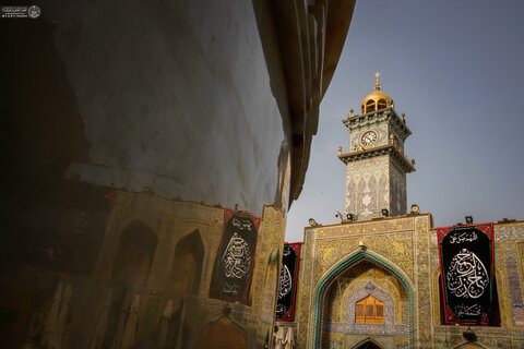 أرجاء الصحن العلوي المطهر تتشح بلافتات الحزن والعزاء إحياءً لذكرى شهادة الإمام الجواد (عليه السلام)