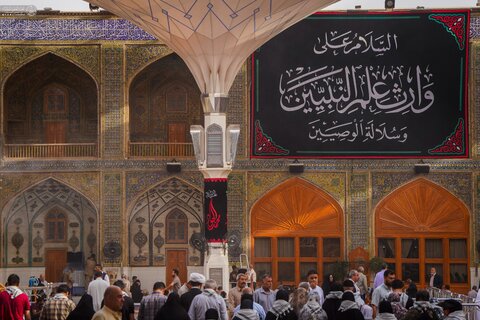 أرجاء الصحن العلوي المطهر تتشح بلافتات الحزن والعزاء إحياءً لذكرى شهادة الإمام الجواد (عليه السلام)