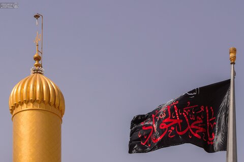 أرجاء الصحن العلوي المطهر تتشح بلافتات الحزن والعزاء إحياءً لذكرى شهادة الإمام الجواد (عليه السلام)