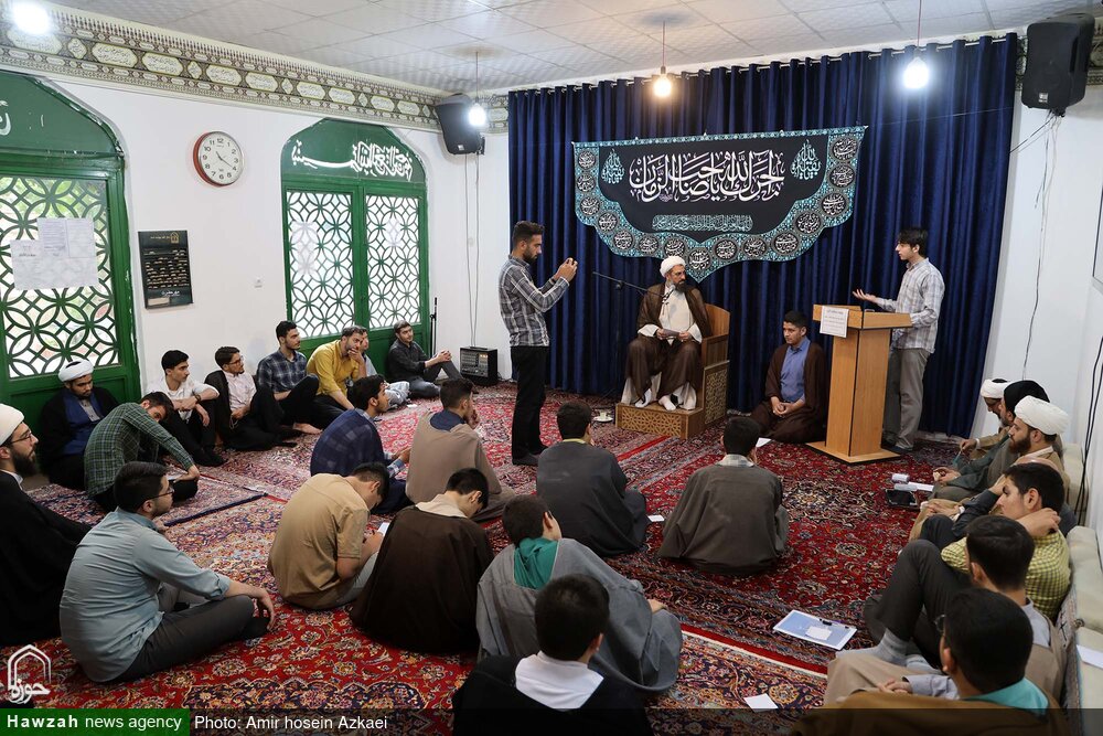 طلاب نسبت به مسائل روز آشنا باشند