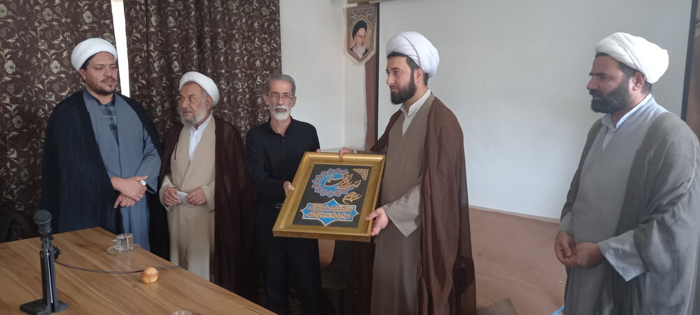 تصاویر/تجلیل از ابوی شهید امنیت در مدرسه علمیه آیت‌الله مصطفوی(ره) کاشان