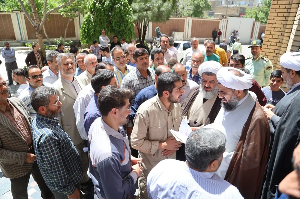 فیلم | واکنش امام جمعه همدان به درخواست عده‌ای از نمازگزاران