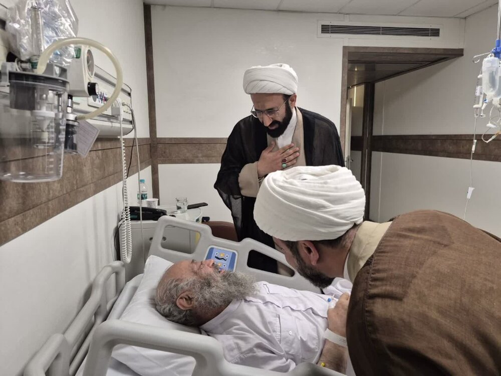 عیادت نماینده آیت الله اعرافی از آیتالله موسوی جزایری عیادت نماینده آیت الله اعرافی از آیتالله موسوی جزایری