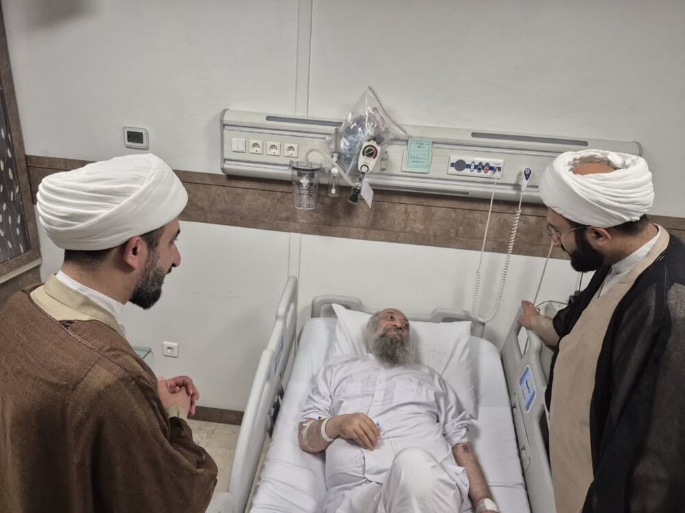 عیادت نماینده آیت الله اعرافی از آیتالله موسوی جزایری عیادت نماینده آیت الله اعرافی از آیتالله موسوی جزایری