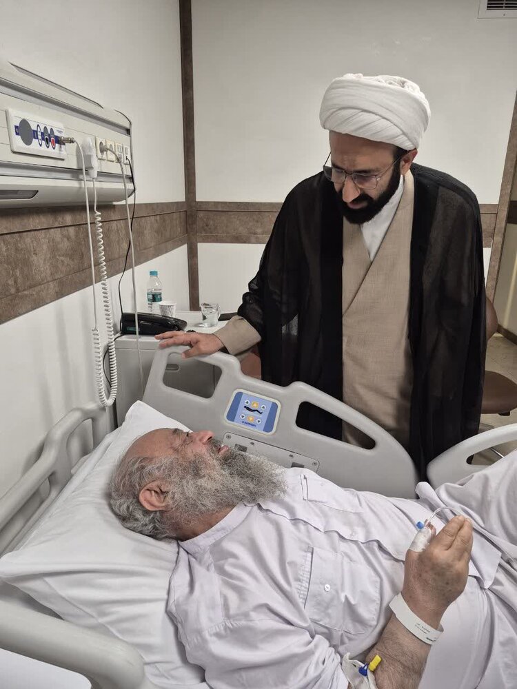 عیادت نماینده آیت الله اعرافی از آیتالله موسوی جزایری عیادت نماینده آیت الله اعرافی از آیتالله موسوی جزایری